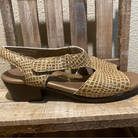 SAS Suntimer Beige Croc Sandels 9M, Adjustable Strap, Contoured Footbed Sandal - Picture 11 of 15